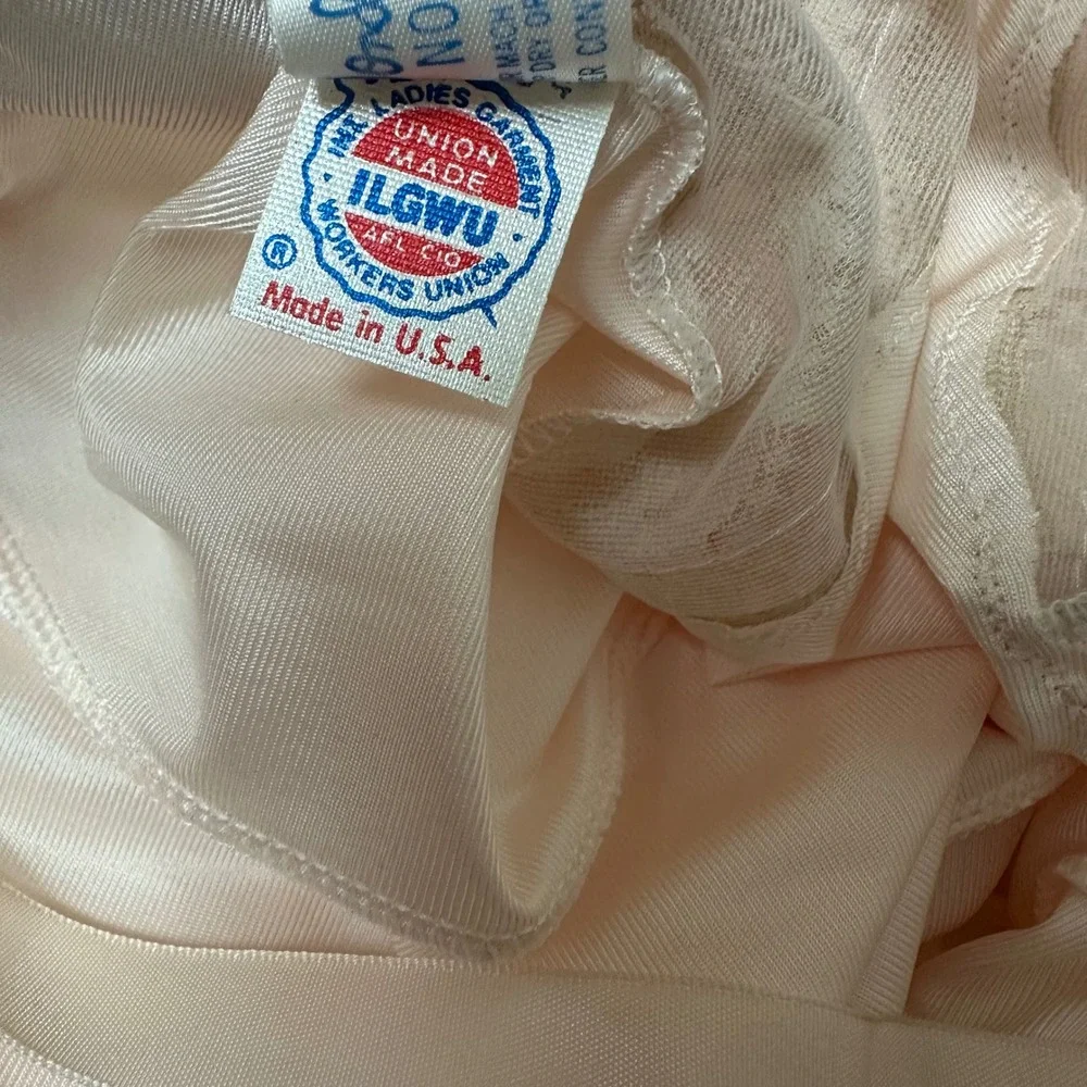 Vintage Wonder Maid Peach Lace Full Slip Dress 2992 A Antron Nylon NWT USA 32